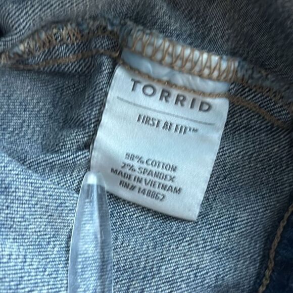 TORRID Jean Jacket Cropped No Collar Womens Size 2 2X  Light Wash Distressed NWT - Picture 14 of 16
